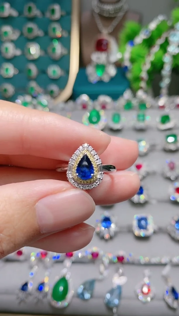 戒指蓝宝石18K金镶嵌.