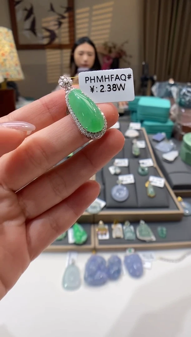 【闪购商品】翡翠颈饰18K金镶嵌福瓜