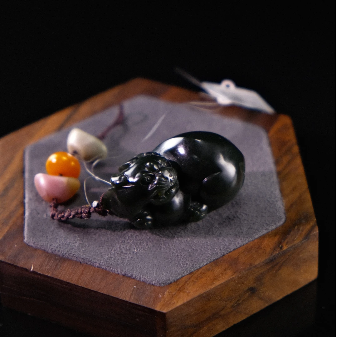 福璐百泽和田玉塔青小貔貅手把件