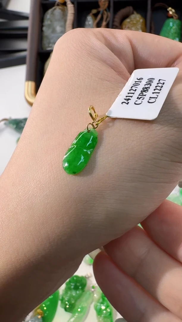 颈饰18K金镶嵌翡翠缅甸A货翡翠