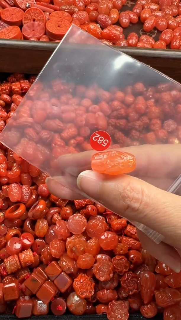 南红玛瑙未镶嵌颈饰1