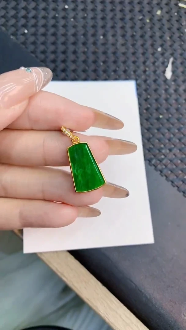 翡翠未镶嵌颈饰1