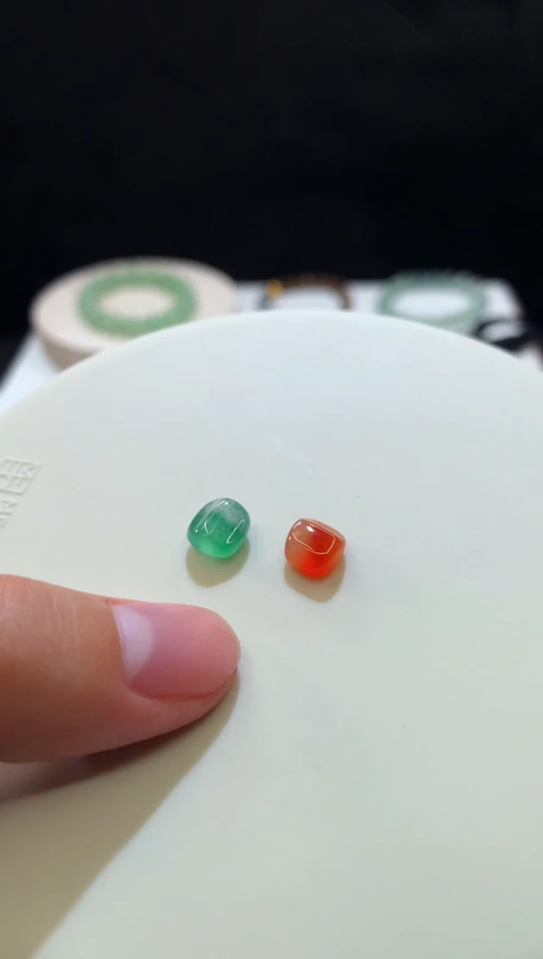 裸石翡翠一对AB款冰绿红随形