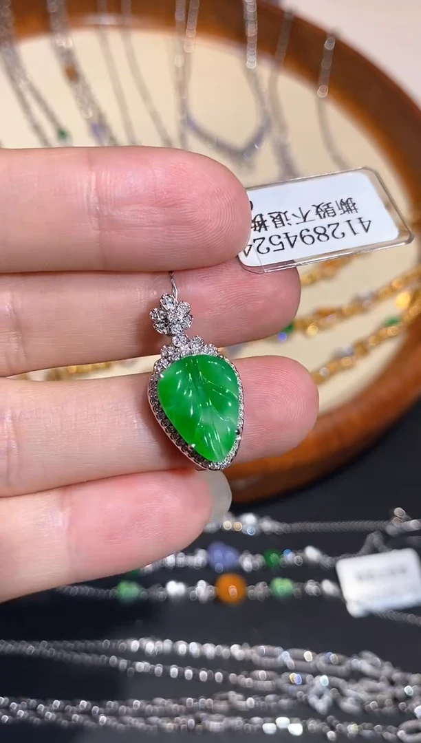 颈饰18K金镶嵌翡翠吊坠