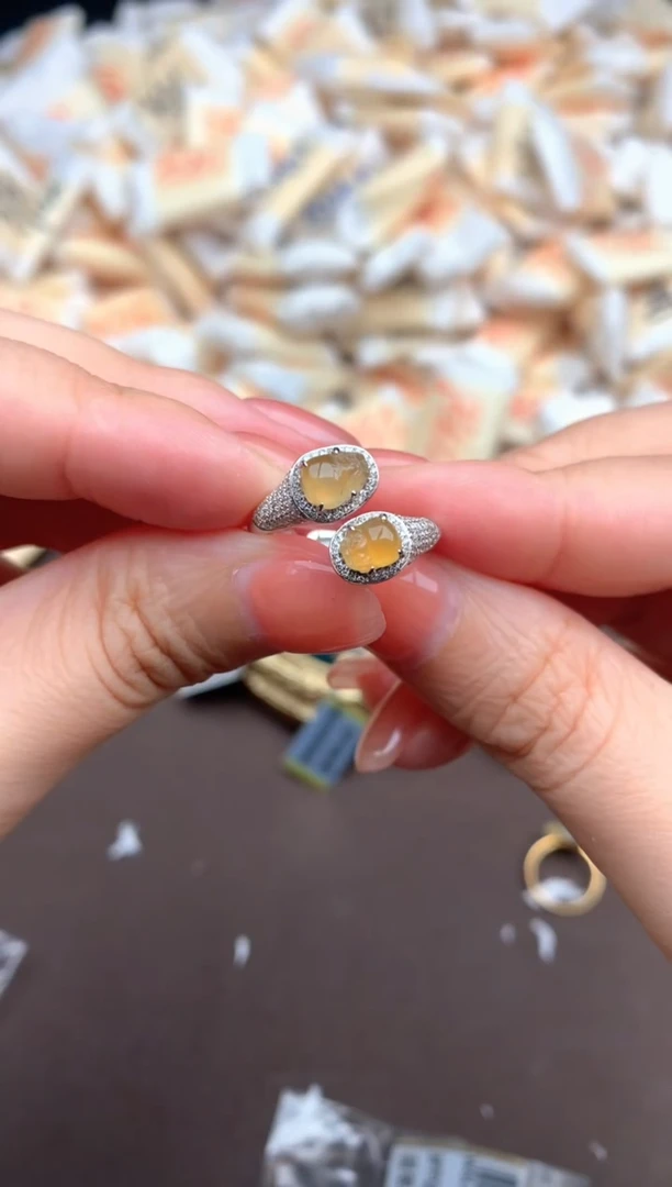 翡翠挂件18K金镶嵌一