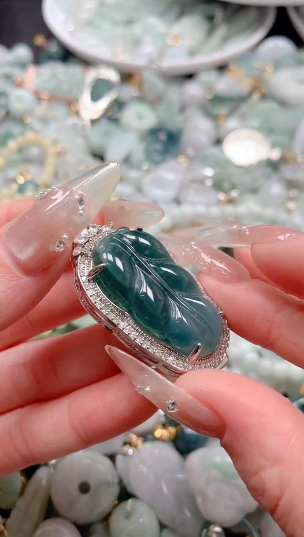 颈饰未镶嵌翡翠1996