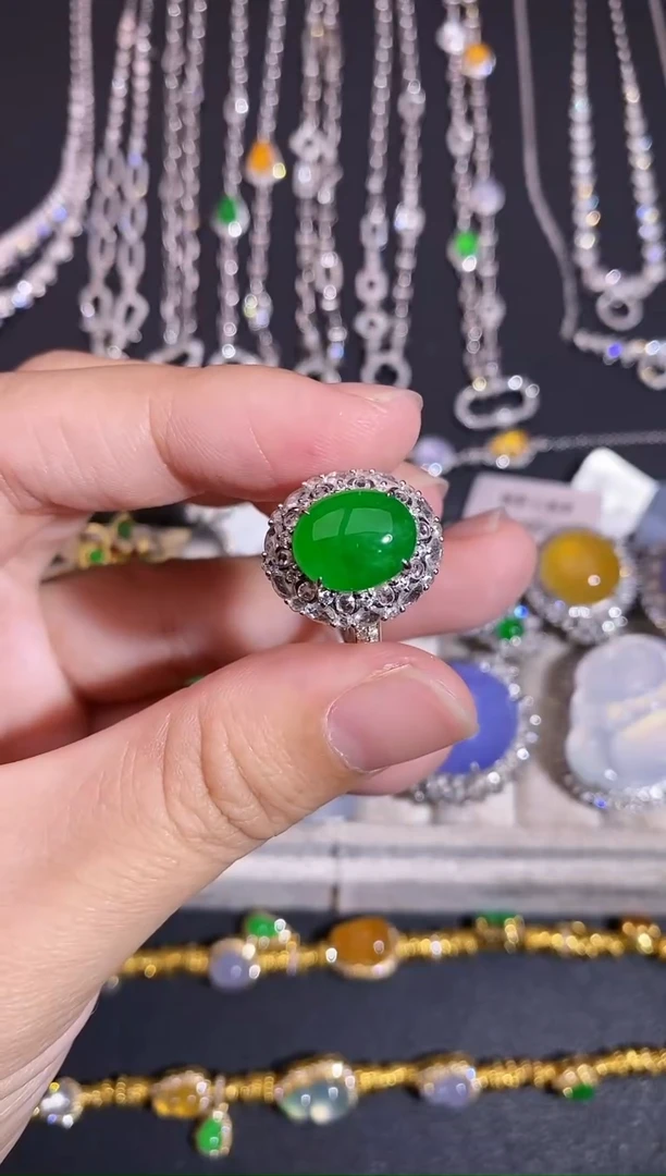 颈饰18K金镶嵌翡翠戒指