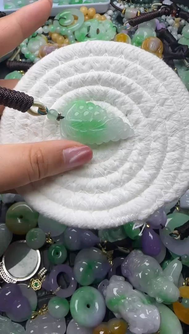 颈饰未镶嵌翡翠天然缅甸翡翠吊坠