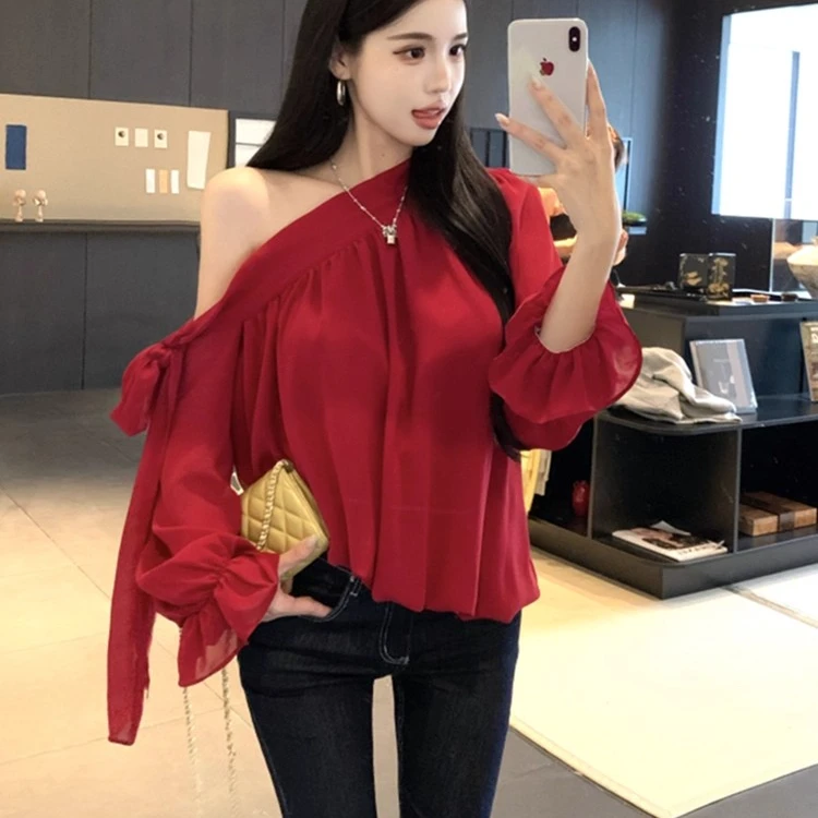 今年流行漂亮小衫港风复古别致高级感休闲红色泡泡袖一字肩衬衫秋