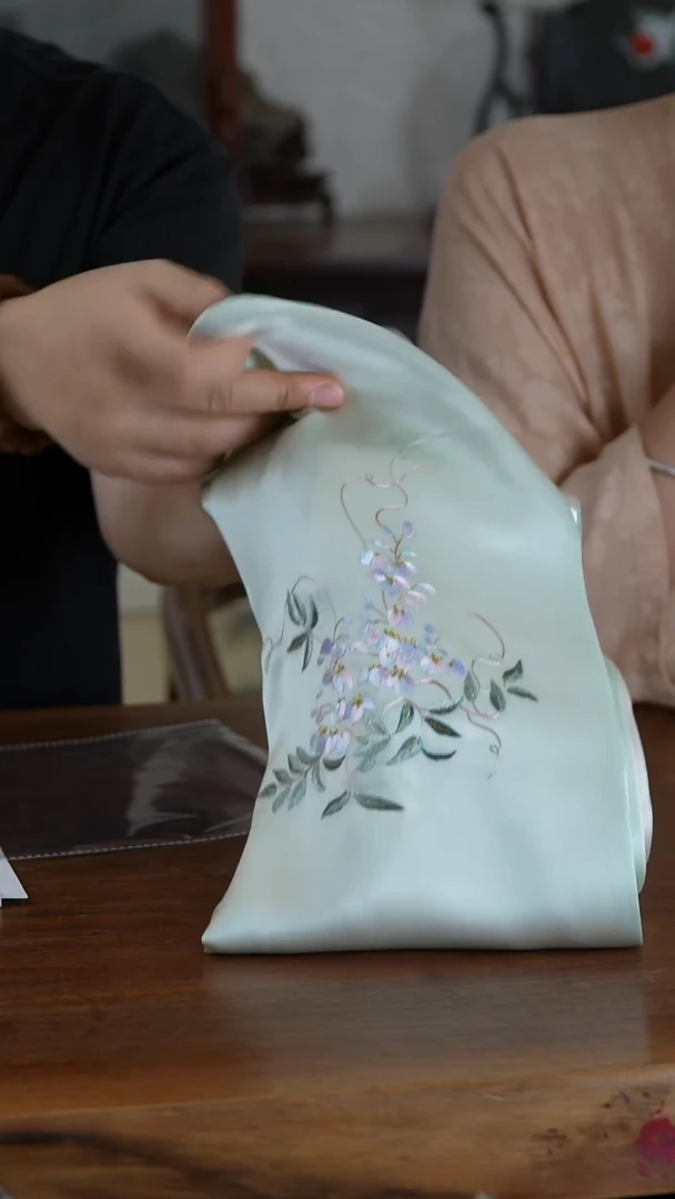 CQYCX苏绣丝巾（紫藤）