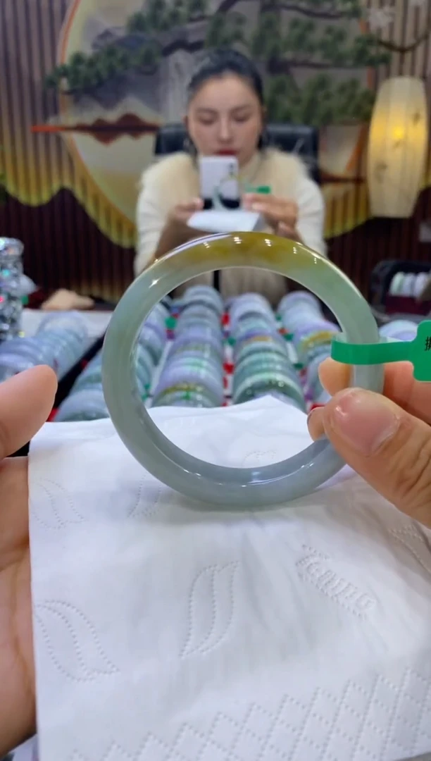 【闪购商品】翡翠手镯未镶嵌多人08485