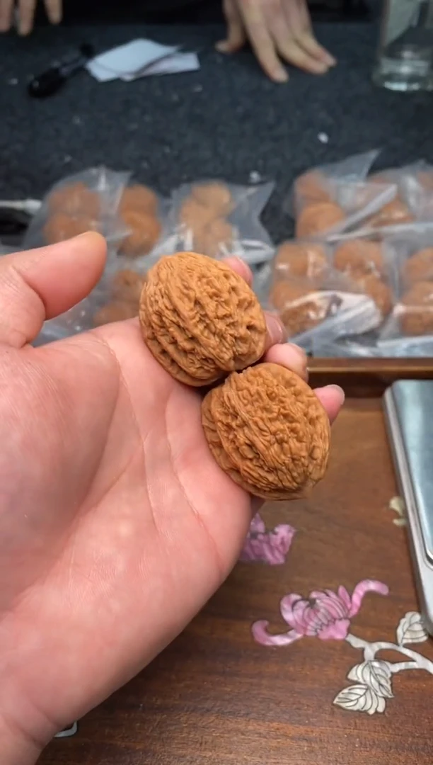 【闪购商品】文玩核桃把件G261号35尺虎头