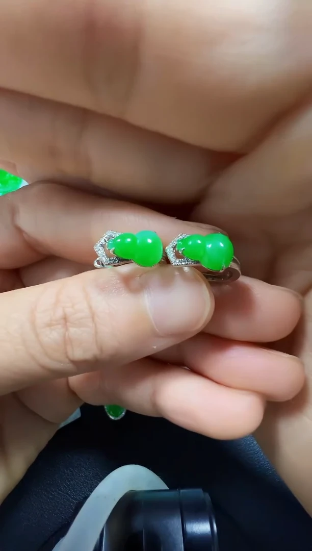 18K金镶嵌翡翠耳饰3800