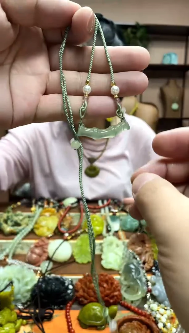 未镶嵌岫玉吊坠·