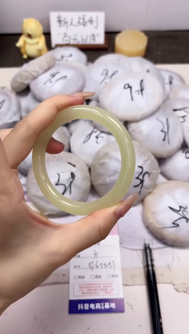 石英质玉手镯未镶嵌448-奶青美人条-圈口56