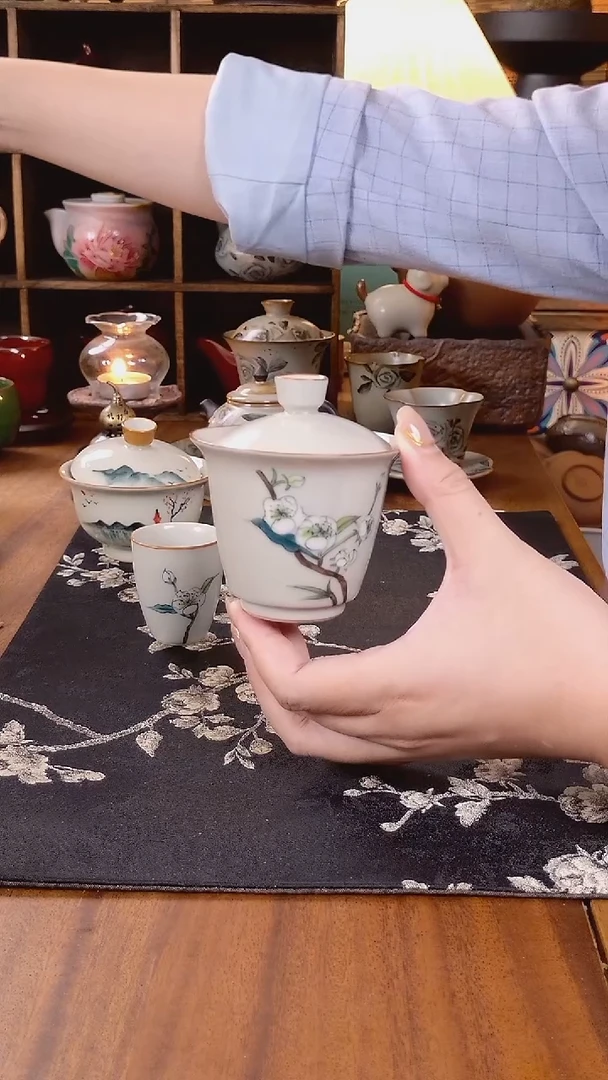 釉下手绘茶花二才盖碗