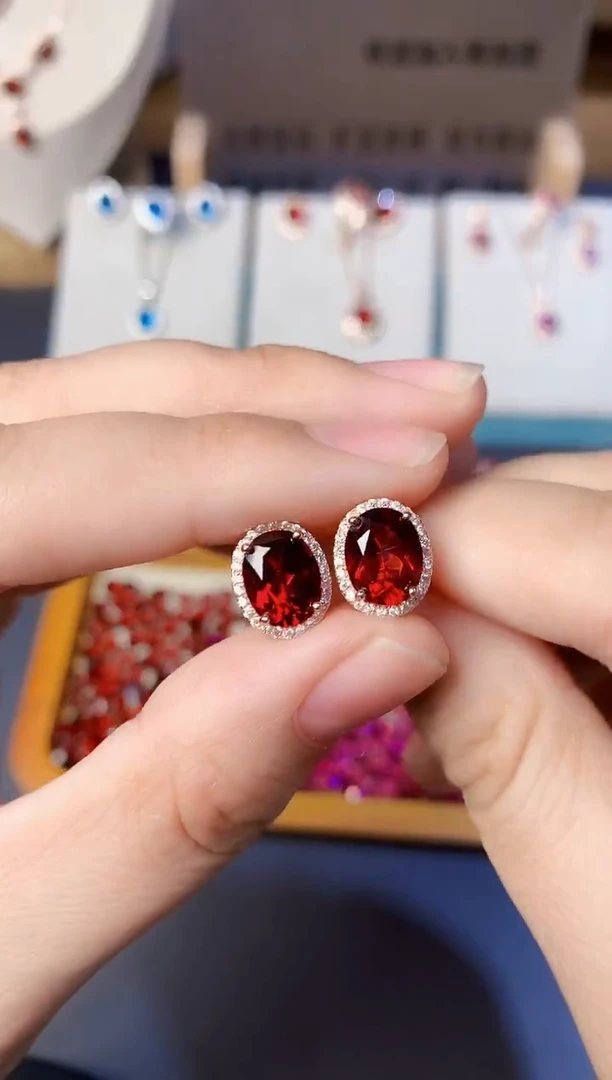 银S925镶嵌耳钉石榴石天然