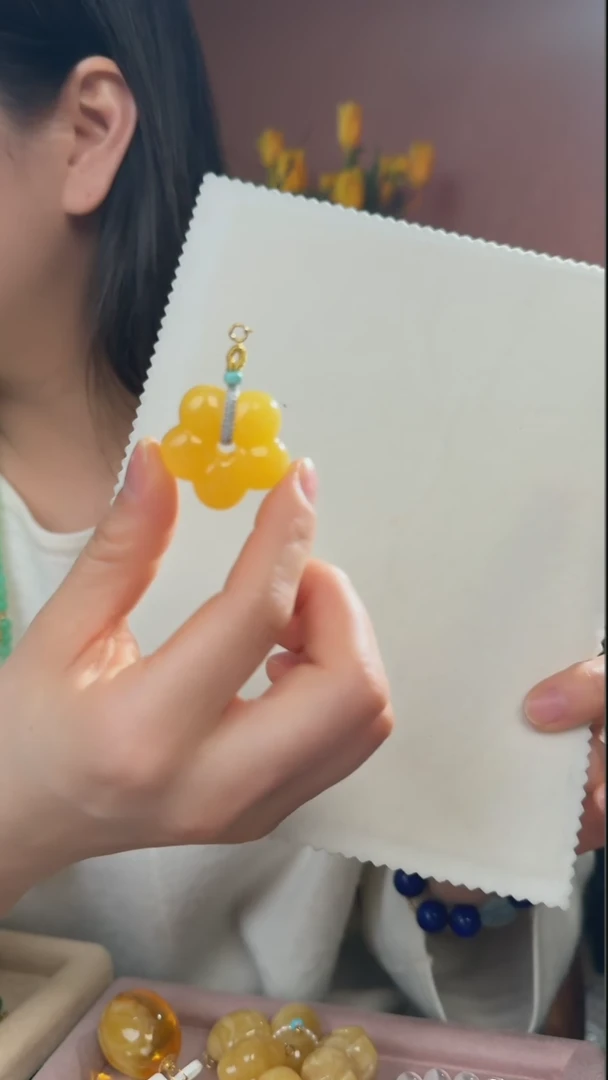 【闪购商品】蜜蜡吊坠(不含链)18K金镶嵌天然蜜蜡小花吊坠
