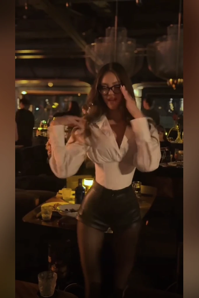 美式复古白色POLO领收腰长袖衬衫海妖风勤翻领上衣配显瘦短皮pu裤