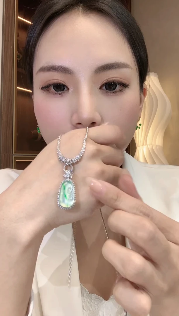 【闪购商品】翡翠吊坠(不含链)18K金镶嵌C52