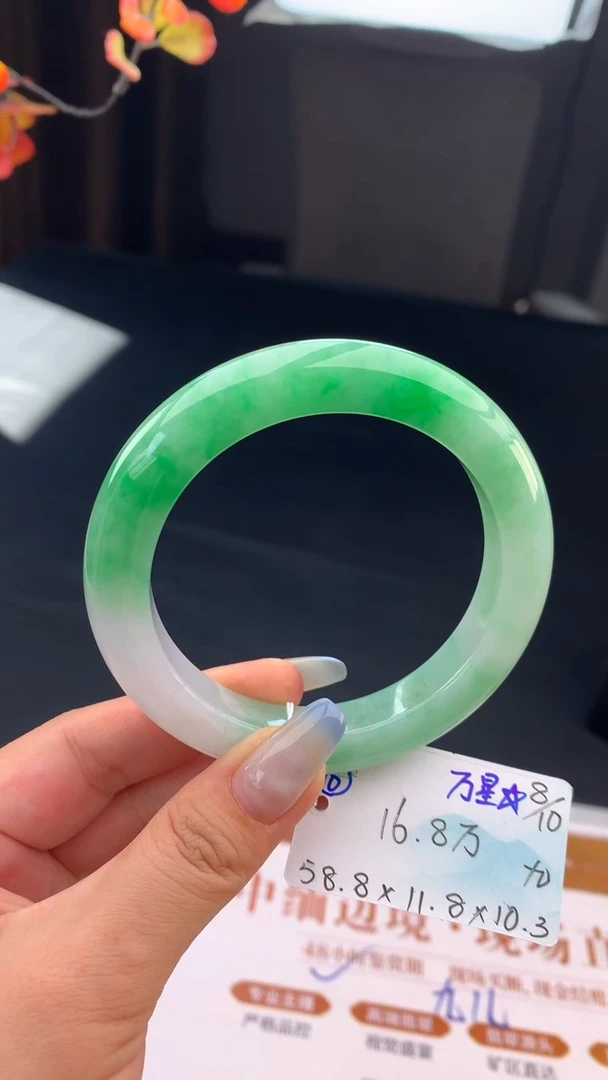 未镶嵌手镯翡翠自带#送人#，联系客服核对地址~