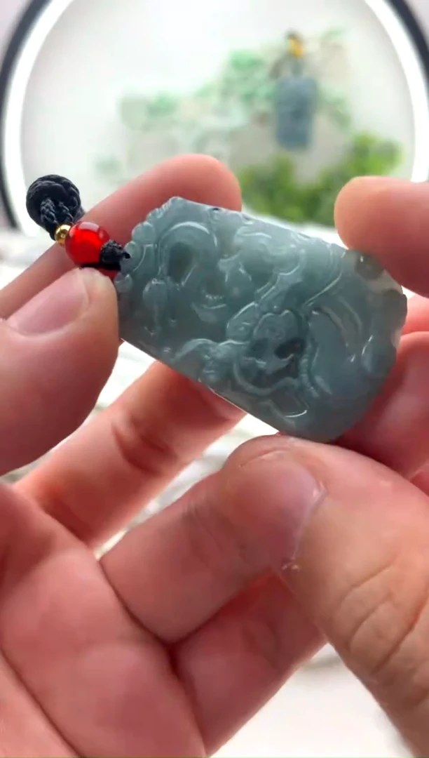 翡翠未镶嵌颈饰小龙牌