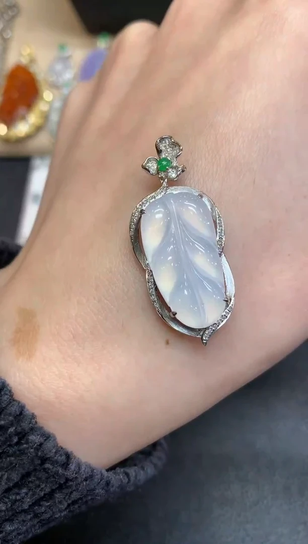 【闪购商品】翡翠颈饰18K金镶嵌叶子【无服务费】