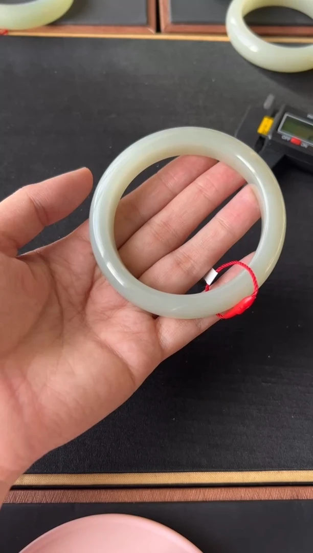 【闪购商品】和田玉手镯未镶嵌且末微色差近矿60