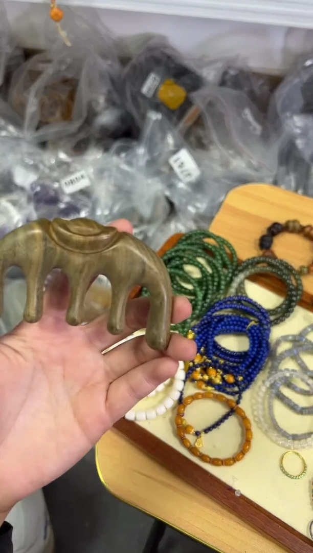 【闪购商品】维腊木（绿檀）把件绿檀木元宝梳子[0832]