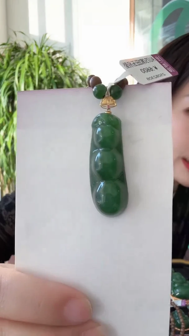 颈饰18K金镶嵌和田玉福豆荣倩