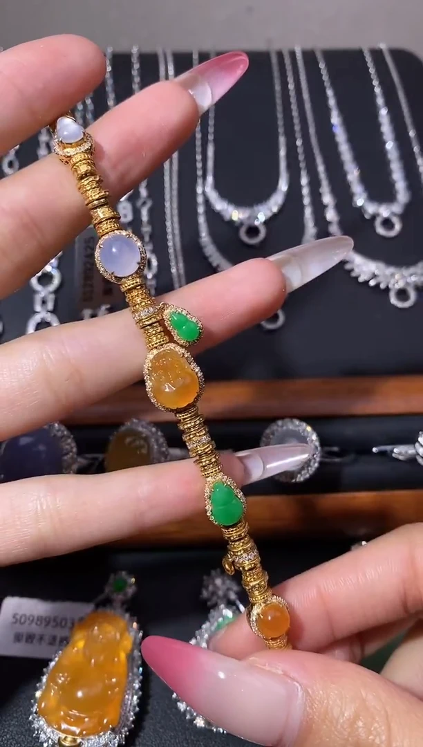 颈饰18K金镶嵌翡翠手链