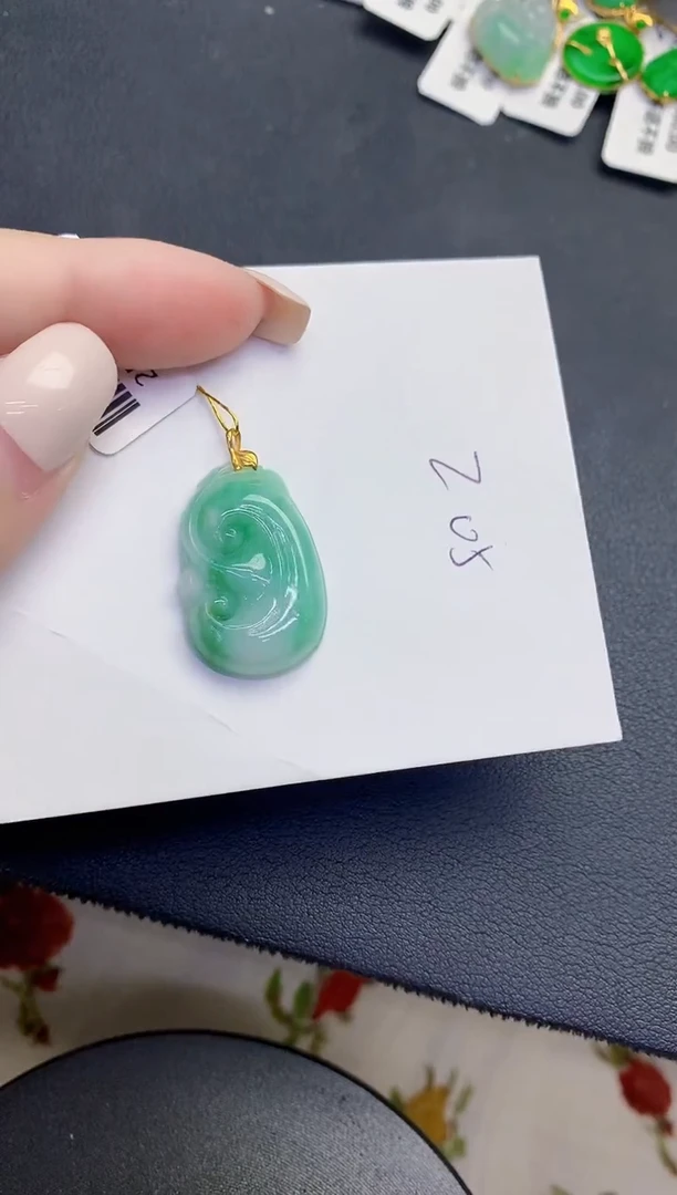 颈饰18K金镶嵌翡翠缅甸天然翡翠A货