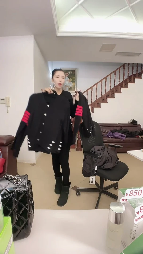 红条黑色开衫M码一件