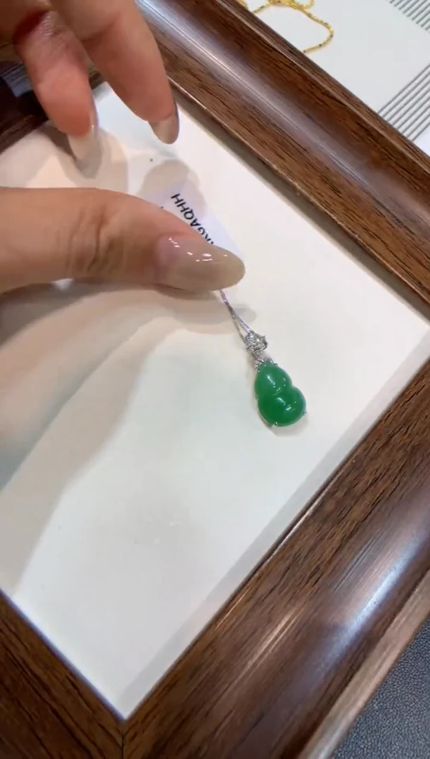 颈饰18K金镶嵌翡翠葫芦