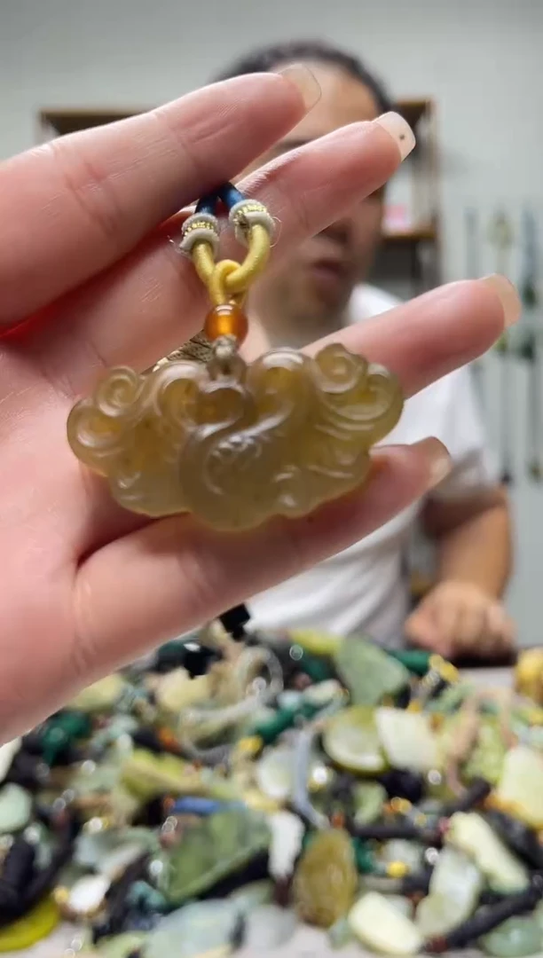未镶嵌岫玉吊坠`
