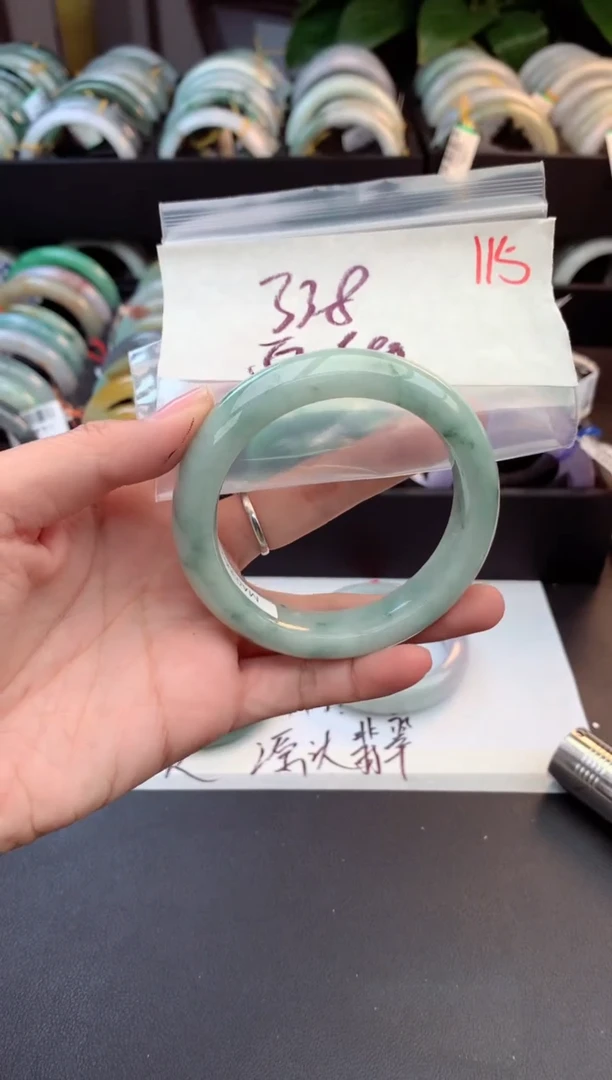 未镶嵌定制翡翠毛货需精细抛光+多人