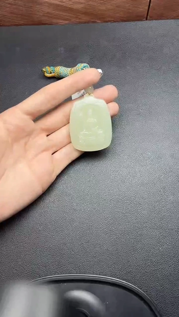 吊坠(赠链)未镶嵌和田玉且末微色差迪克兰一细吊坠