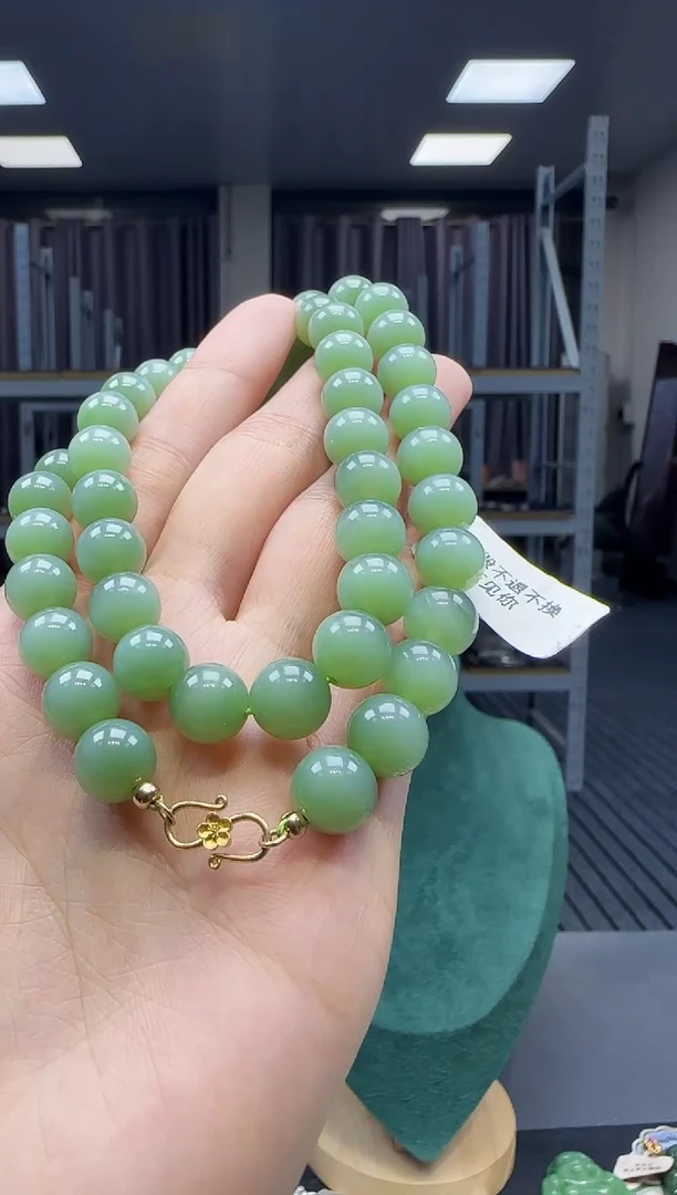 18K金镶嵌和田玉挂件1