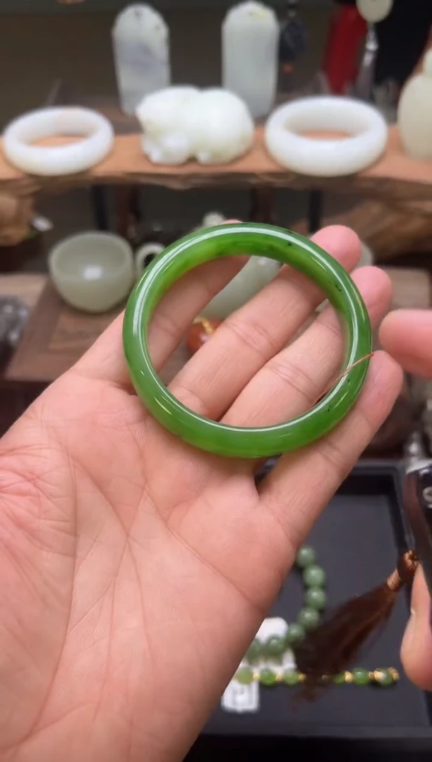 【闪购商品】和田玉手镯未镶嵌乌兰海苹果绿手镯 57+圈821914