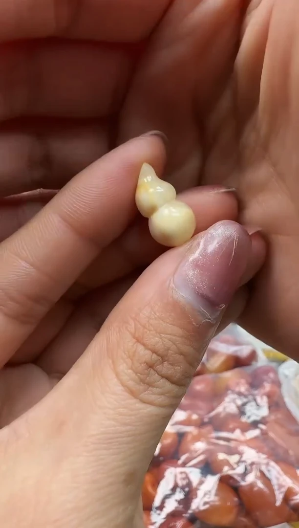 【闪购商品】琥珀裸石未镶嵌葫芦