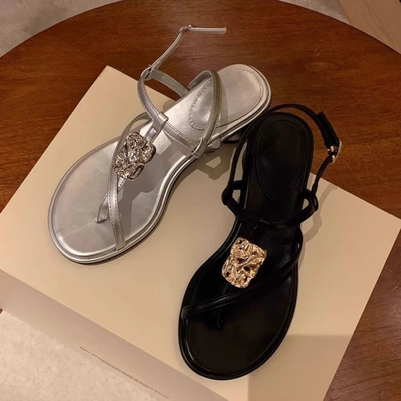 品牌法式粗跟凉鞋女夏外穿2025新款小众仙女风夹趾一字带罗马鞋