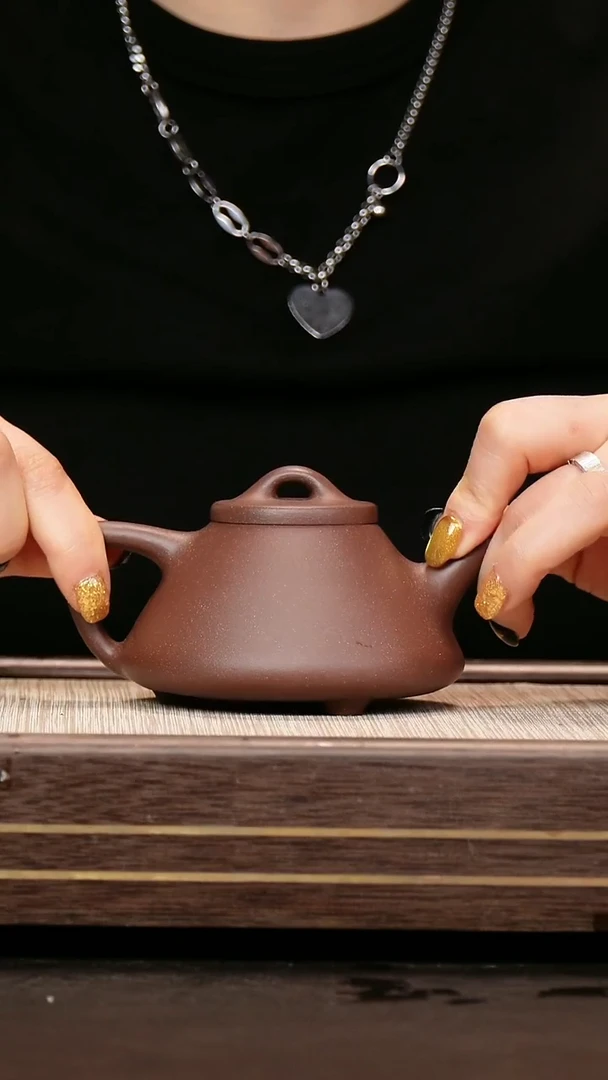 茶壶紫砂沉香紫泥 子冶石瓢 吾悦吾礼 底部刻绘