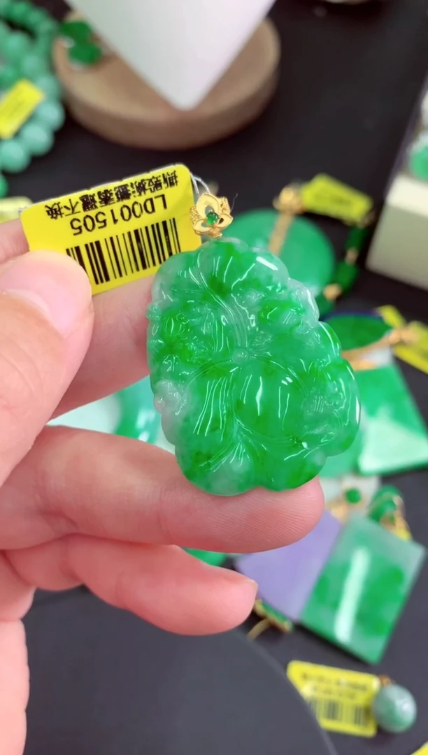 颈饰18K金镶嵌翡翠挂件