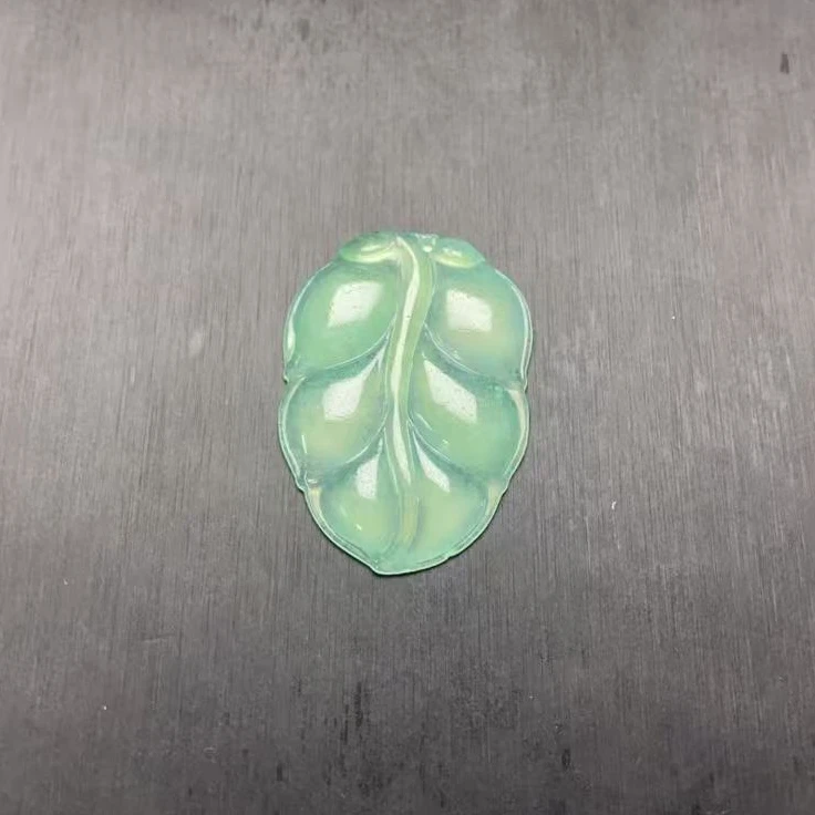683 精美浅绿玉叶吊坠