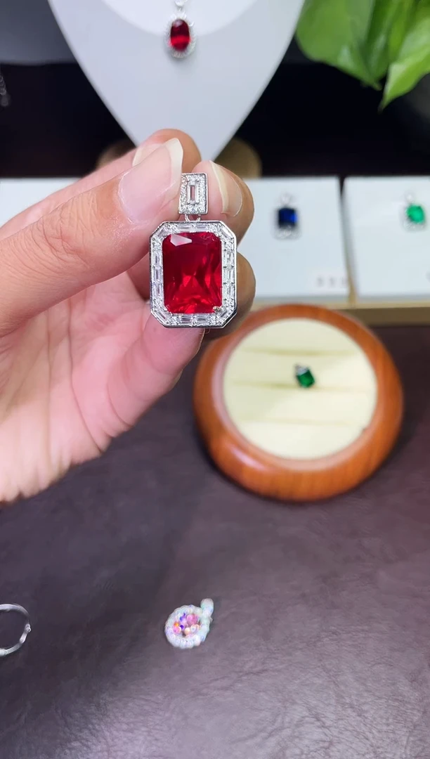 合金颈饰合成钻石红宝吊坠