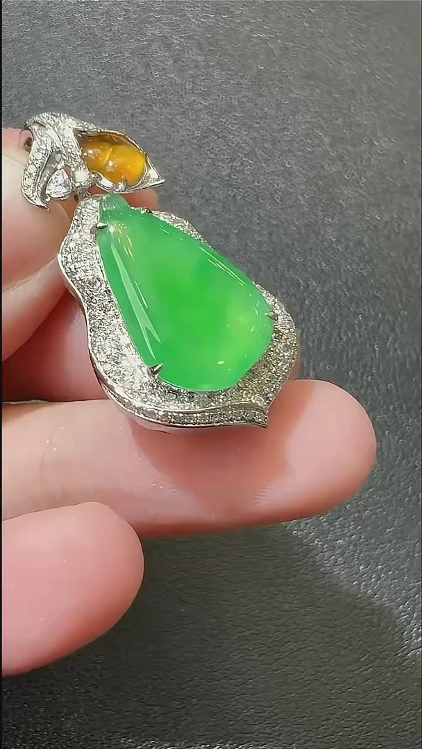 颈饰18K金镶嵌翡翠天然A货翡翠