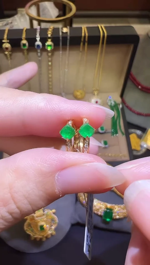 18K金镶嵌耳饰祖母绿0.46ct