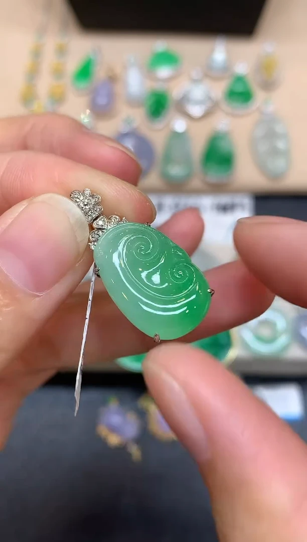 颈饰18K金镶嵌翡翠如意【无服务费