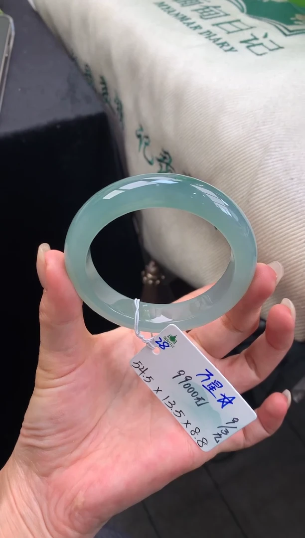 【闪购商品】翡翠手镯未镶嵌女神节#送礼#，下单联系客服核对地址~