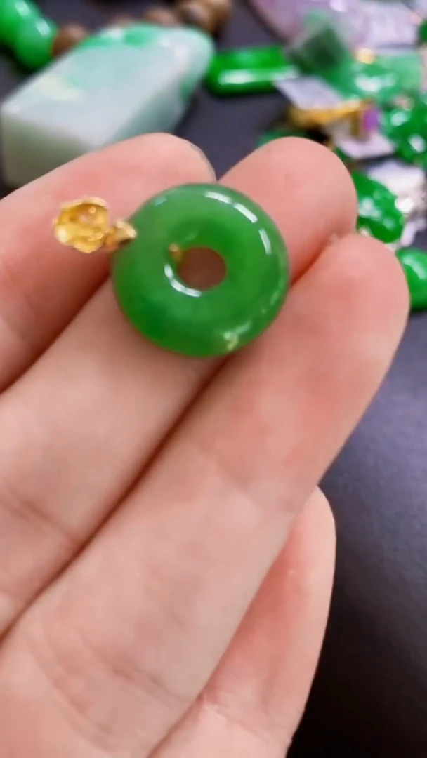 颈饰18K金镶嵌翡翠甜甜圈